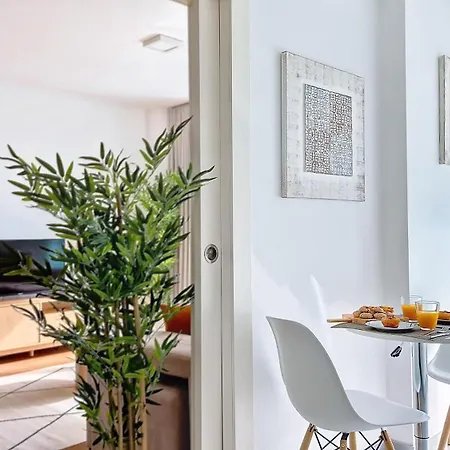 Lägenhet Upscales By Lovelystay - Private Parking *