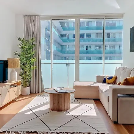 Lägenhet Upscales By Lovelystay - Private Parking *